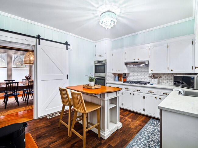 Building Photo - 2ND East Dr