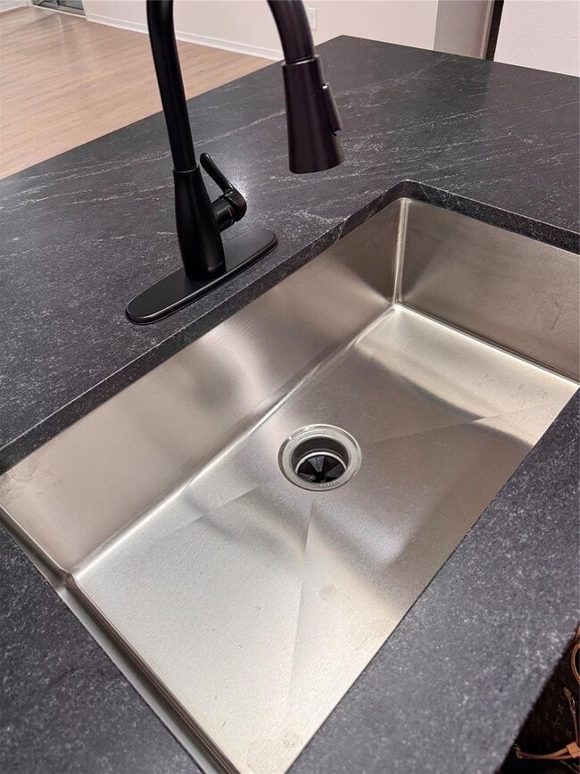 Building Photo - Great Oak Lawn Location!