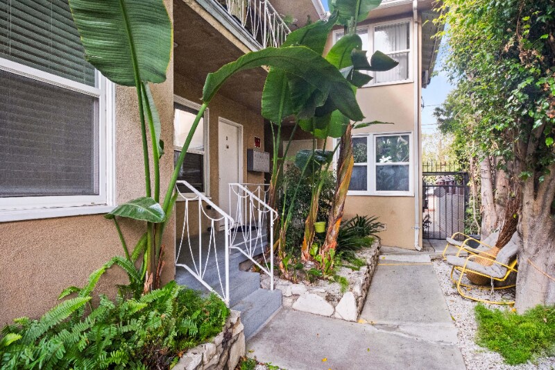 Building Photo - 2001 Beachwood Dr