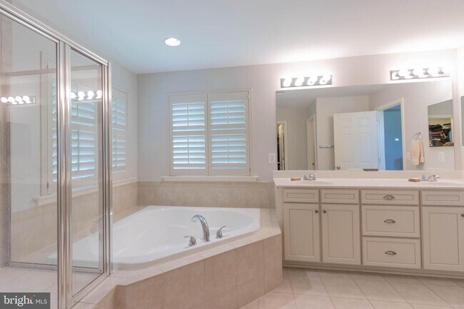 Building Photo - 8061 Side Hill Dr