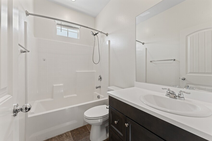 Building Photo - 30324 Town Square Dr