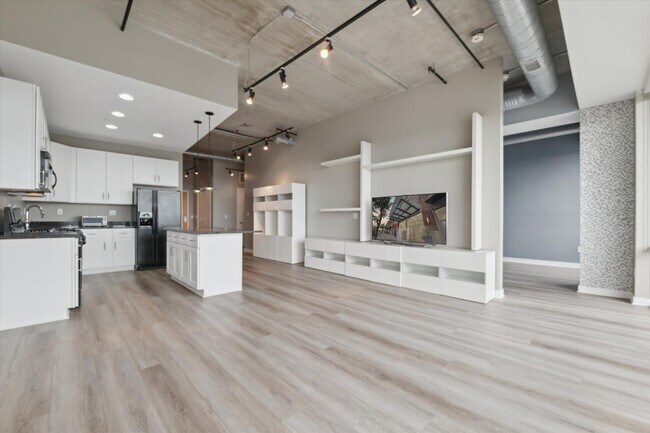 Building Photo - 350 N Main St