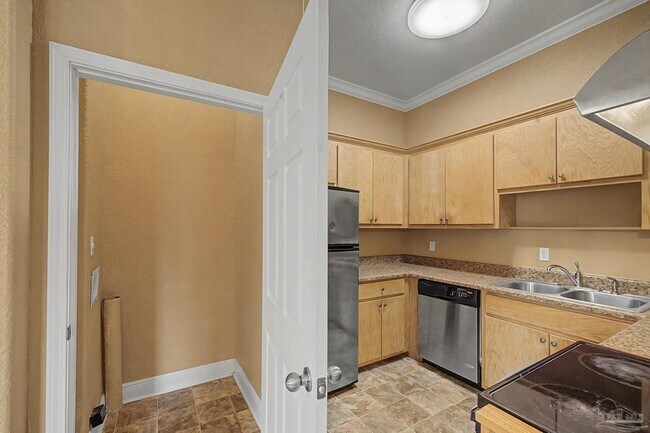 Building Photo - 542 S 72nd Ave
