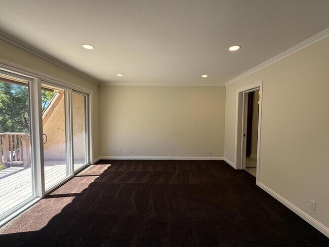 Building Photo - 285 Casitas Bulevar