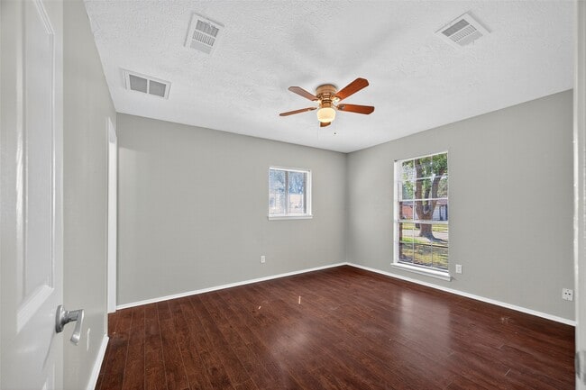 Building Photo - 811 Lochmoor Ln