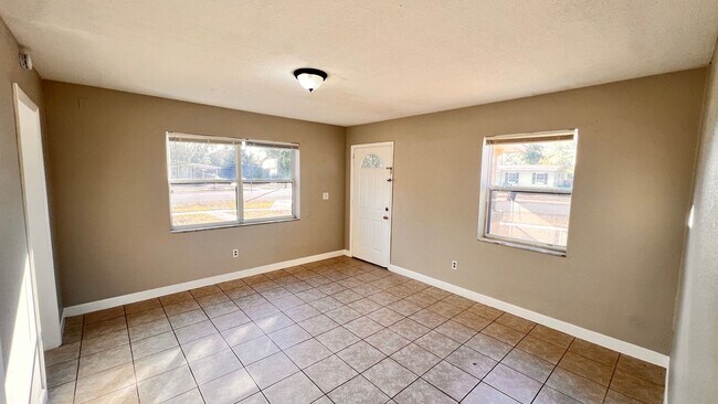 Building Photo - $300 off of a month of rent! Charming 3-Bedroom Home in Deltona! – Pets Welcome (Up to 30 lbs) – ...