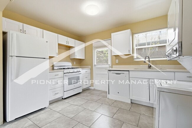 Building Photo - Charming Duplex with Washer/Dryer and Garage