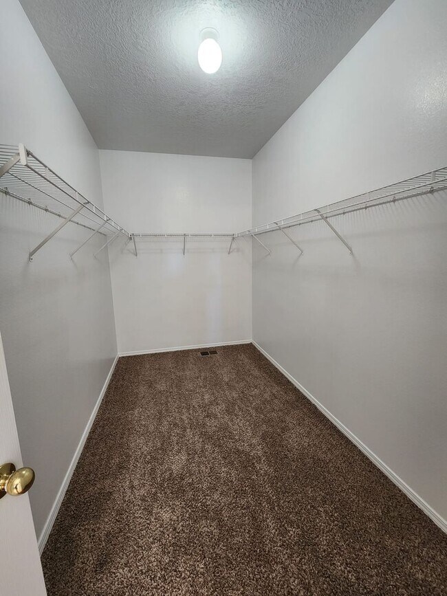 Building Photo - Amazing, Large 3 Bedroom Home in Southwest Albuquerque. Refrigerated Air, 2 Car Garage