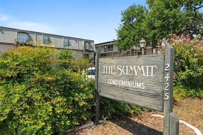 Building Photo - 2425 Ashdale Dr