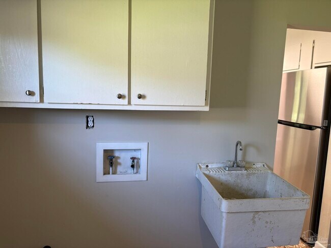 Building Photo - 1824 Iris Ln