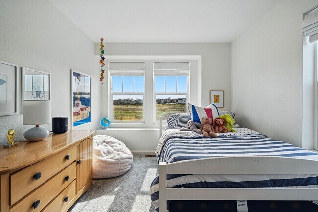 Building Photo - Spacious 3BR/3BA Townhome-Available NOW! $...