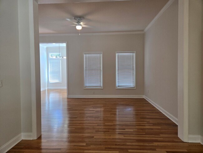 Building Photo - 3-bedroom, 2-bathroom cottage-style villa in Savanna Pointe