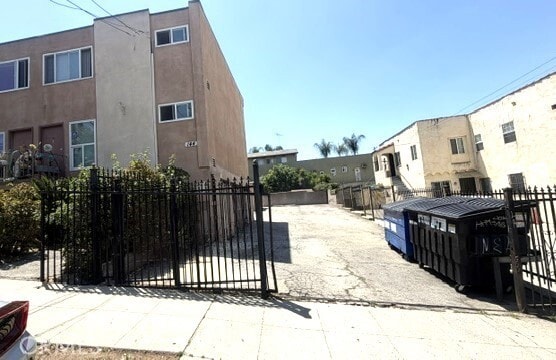 Building Photo - 144 E Ave 33
