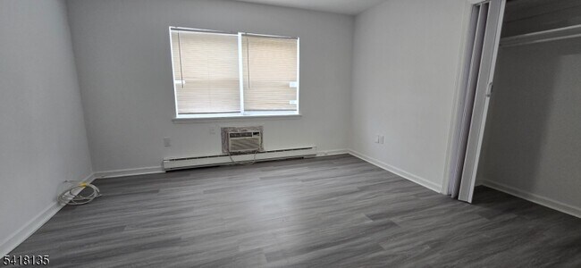 Building Photo - 206 Main St