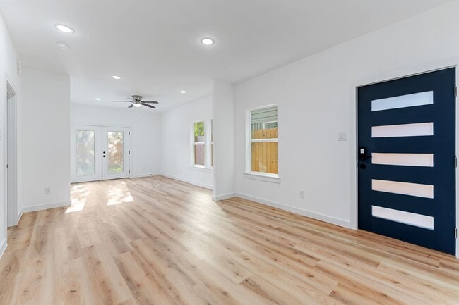 Building Photo - Stunning Duplex with Garage & Modern Finishes