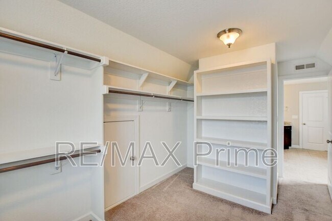 Building Photo - 813 Evelyn Way