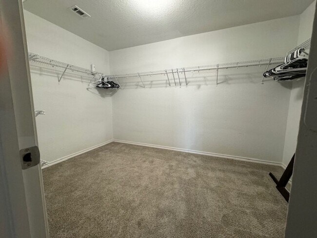 Building Photo - Super Nice! Featuring 4 bedroom/ 3 bath