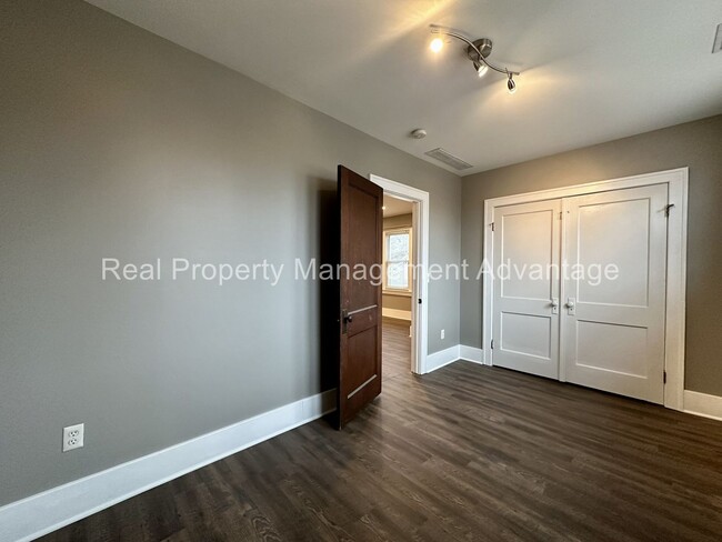 Building Photo - 851 Gardendale.