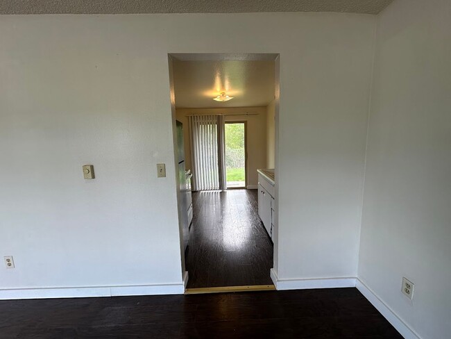 Building Photo - Newly remodeled - 1 bedroom apartment in P...
