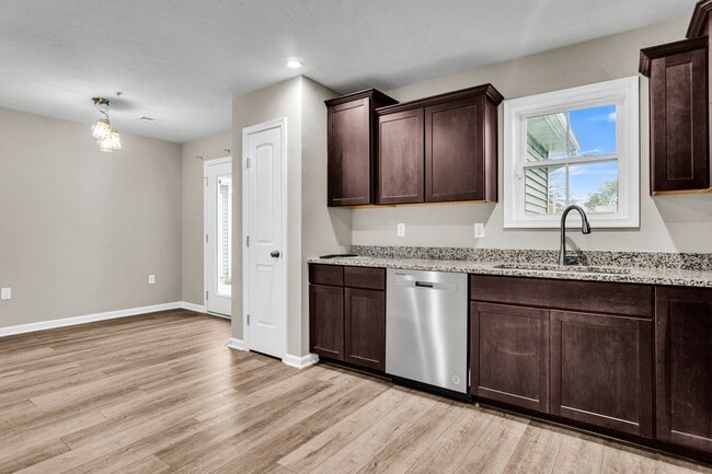 Building Photo - Beautiful 3 bedroom, 2.5 bath townhouse available!