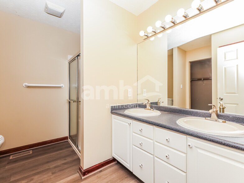 Building Photo - 5692 Cottonwood Ct
