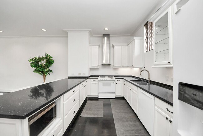 Building Photo - 1014 Montrose Blvd