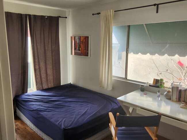 3 rd bedroom with 2 closets - 1030 N Hayworth Ave