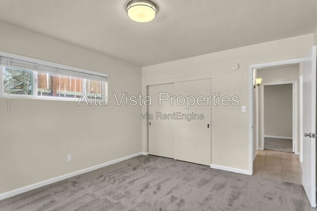 Building Photo - 425 Bonair St