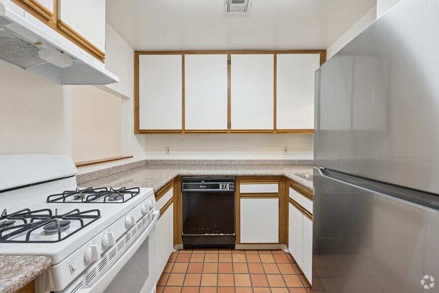 2BR, 2BA - 1000SF - Kitchen - Broadway Village