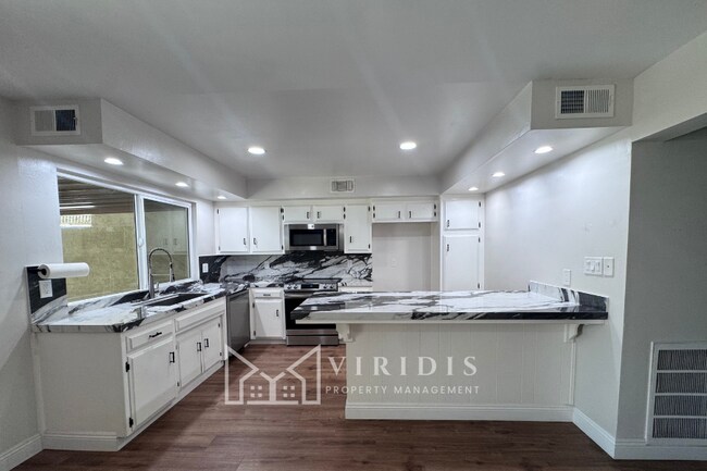 Building Photo - 930 Olive Dr