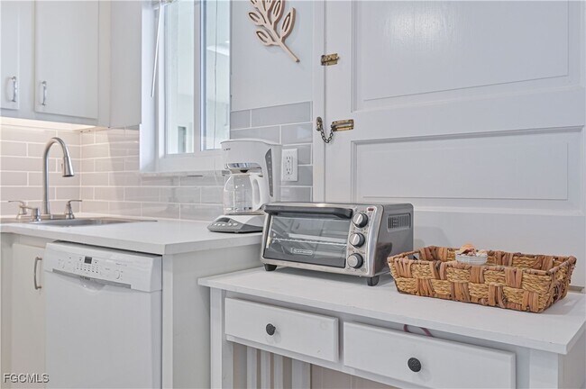 Building Photo - 223 3rd Ave S