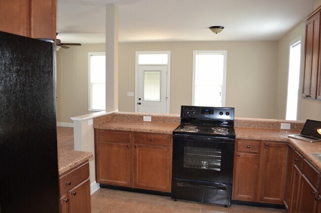 Building Photo - 810 E 10th St