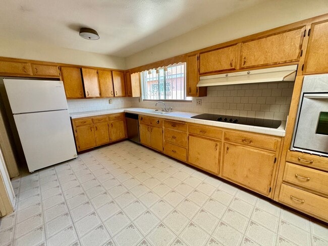 Building Photo - Well-maintained Northeast Gem!