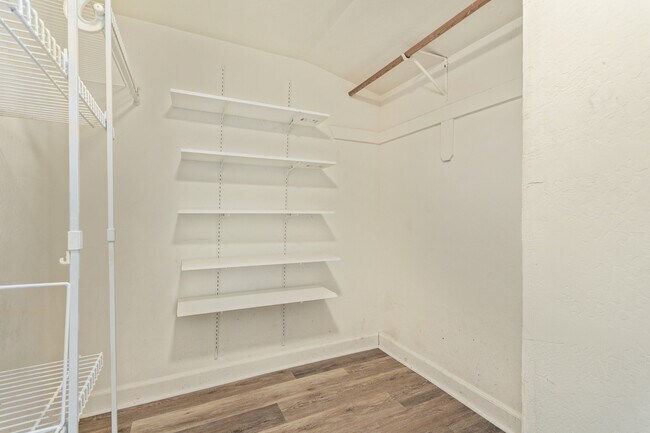 Building Photo - 5828 N 8th Pl