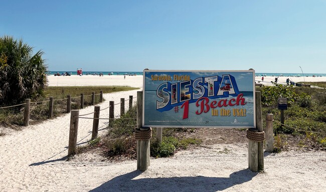 Famous Siesta Key beach 1/2 mile away - 1642 Stickney Point Rd