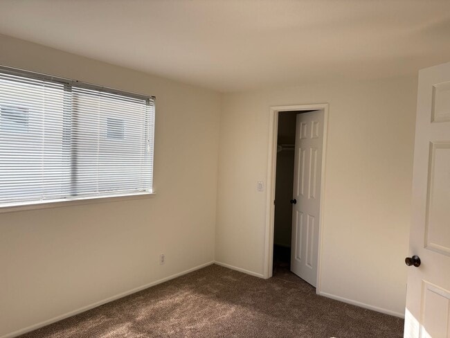 Building Photo - Spacious 5 bedroom 2 1/2 bathroom Westpark...
