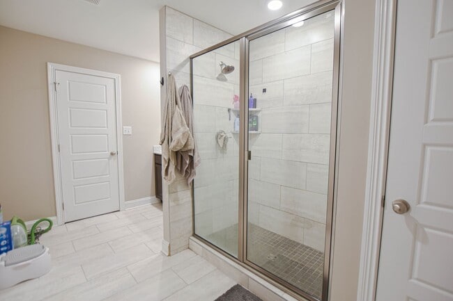 Building Photo - Pet Friendly Three Bedroom!