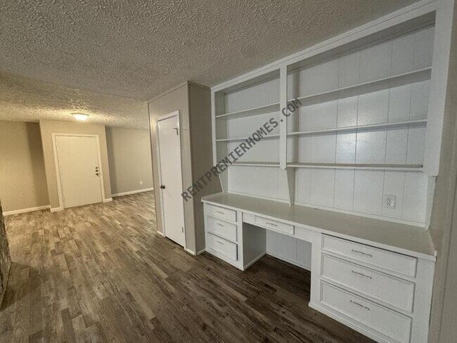 Building Photo - 3214 Three Pines Dr