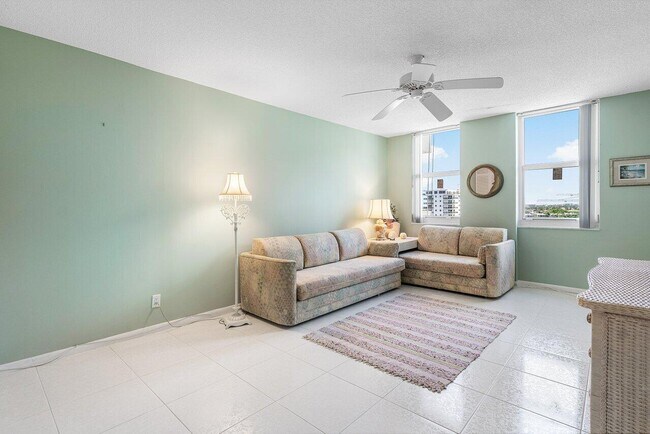 Building Photo - 1147 Hillsboro Mile