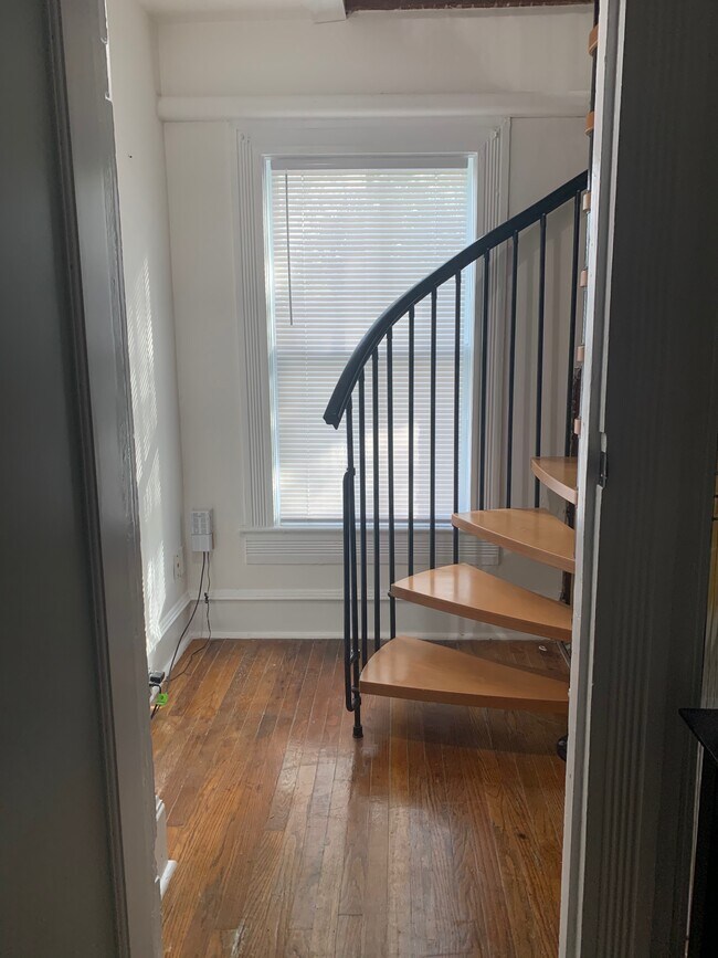 Apartment entry foyer - 40 Saragossa St