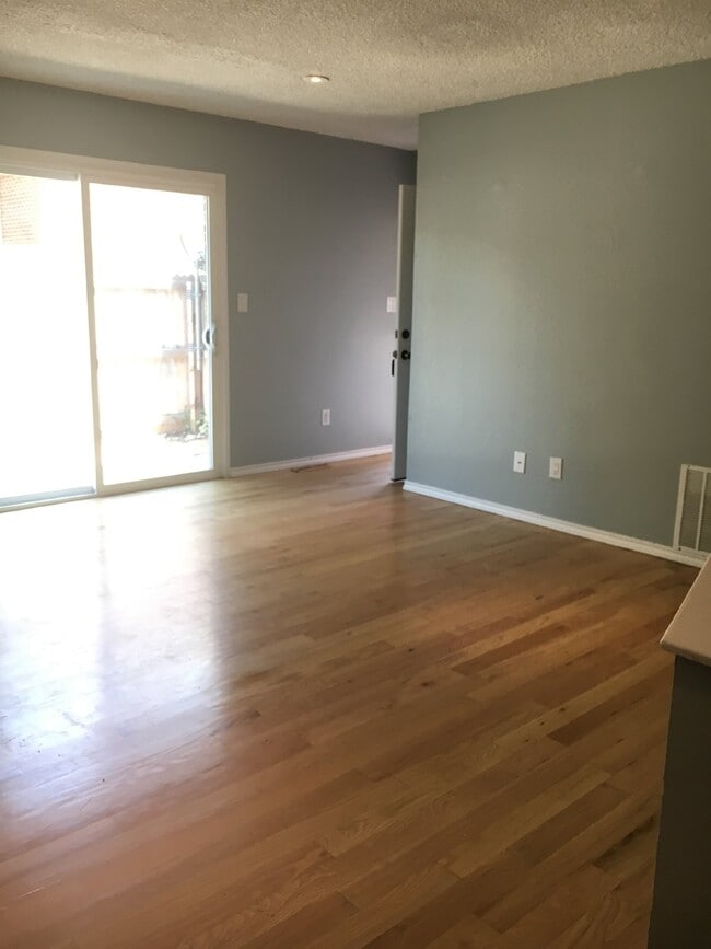 Building Photo - 2BR/1.5BA Remodeled Row Home in Westminster AVAIL 7/15