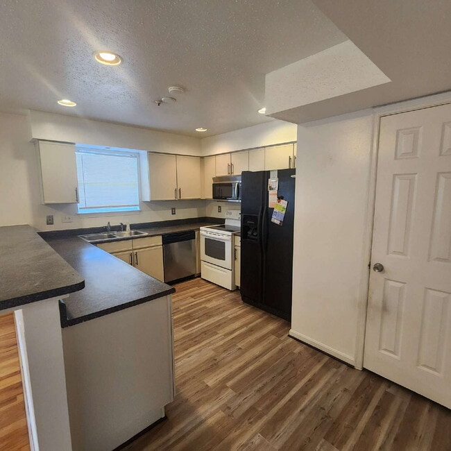 Building Photo - "Charming 3-Bed Townhouse with Finished Ba...