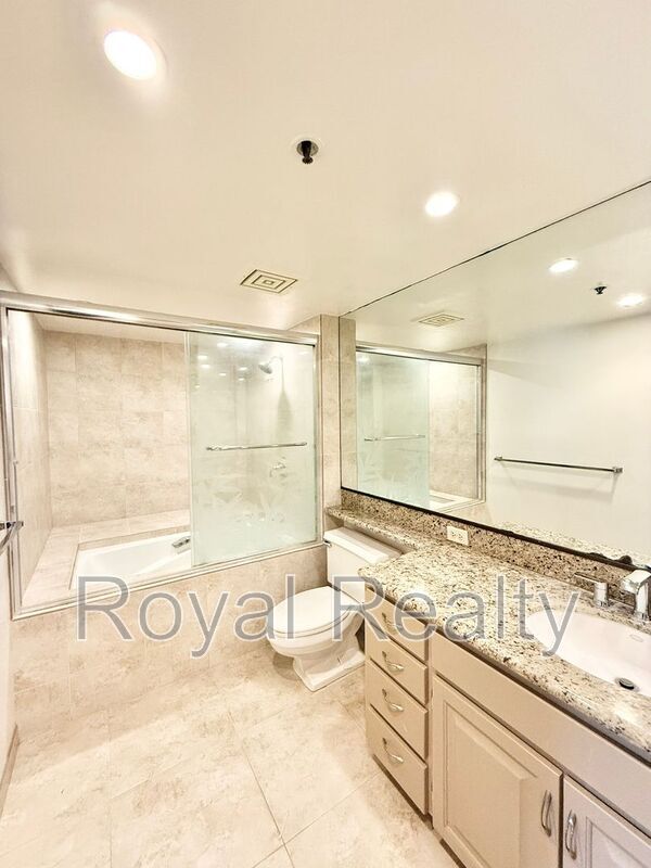 Building Photo - 555 Hahaione St