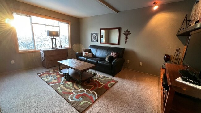 Building Photo - 2 Bedroom Jewel Lake Condo with Beautiful ...