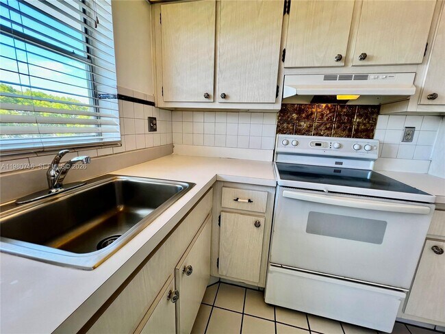 Building Photo - 1425 Arthur St