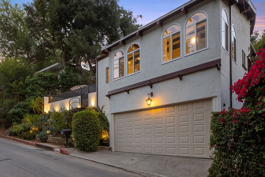 Building Photo - 8809 Wonderland Park Ave