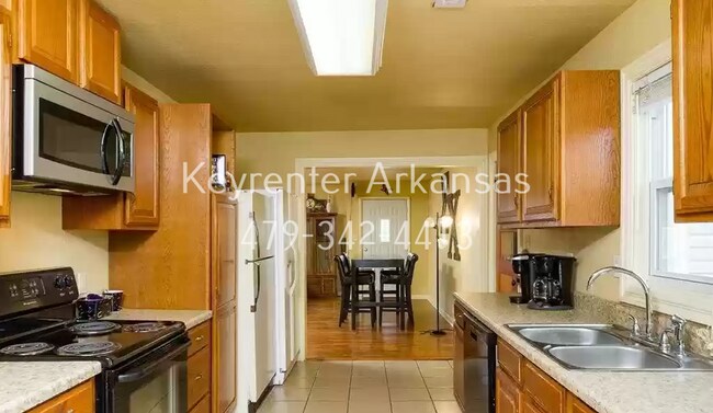 Building Photo - Beautiful Home Near the University!