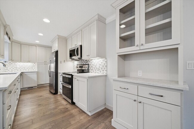 Building Photo - Beautiful Hillsdale 4 BR, 2 BA home