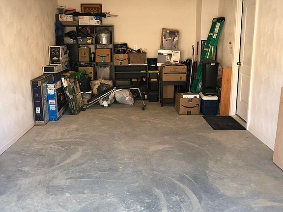 Building Photo - 6849 Village Green Dr