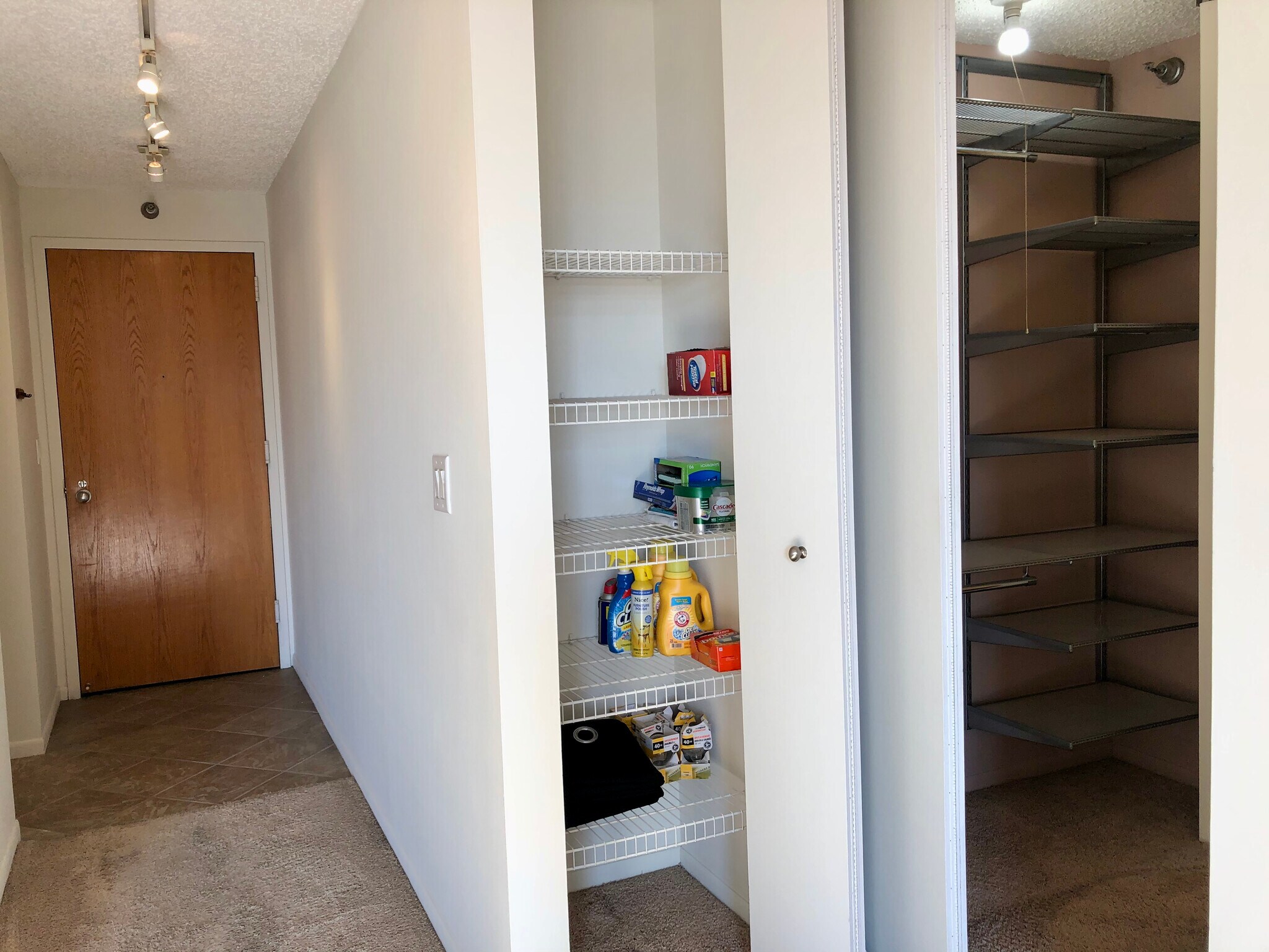 View to the front door. - 1122 N Clark St